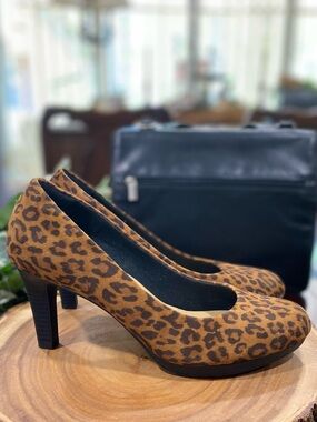 🐆Clarks Wide Width ‘Adriel Viola’ Faux Suede Leopard Pumps 9W